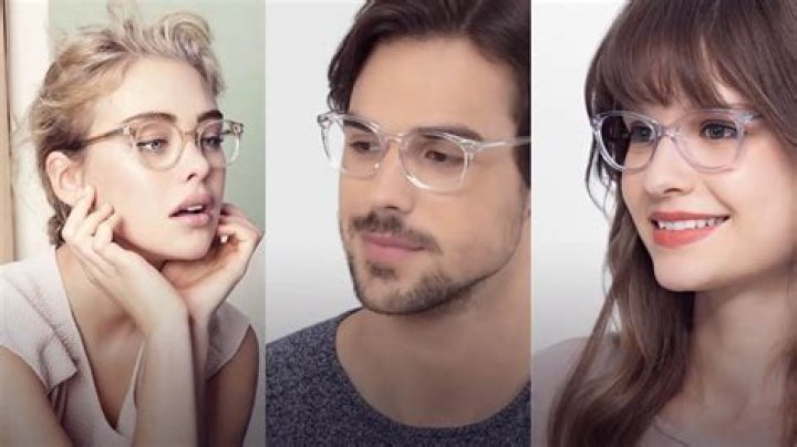 Are clear glasses in style 2021?