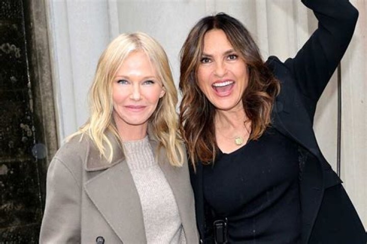 Are Kelli Giddish and Mariska Hargitay friends?