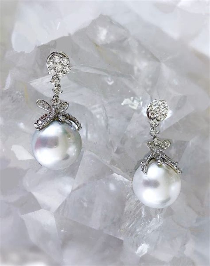 Are pearls feminine?