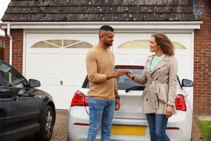 Can 2 people insure the same car?