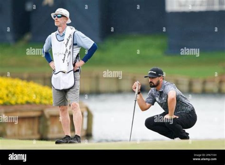 Can a caddie line up a putt?