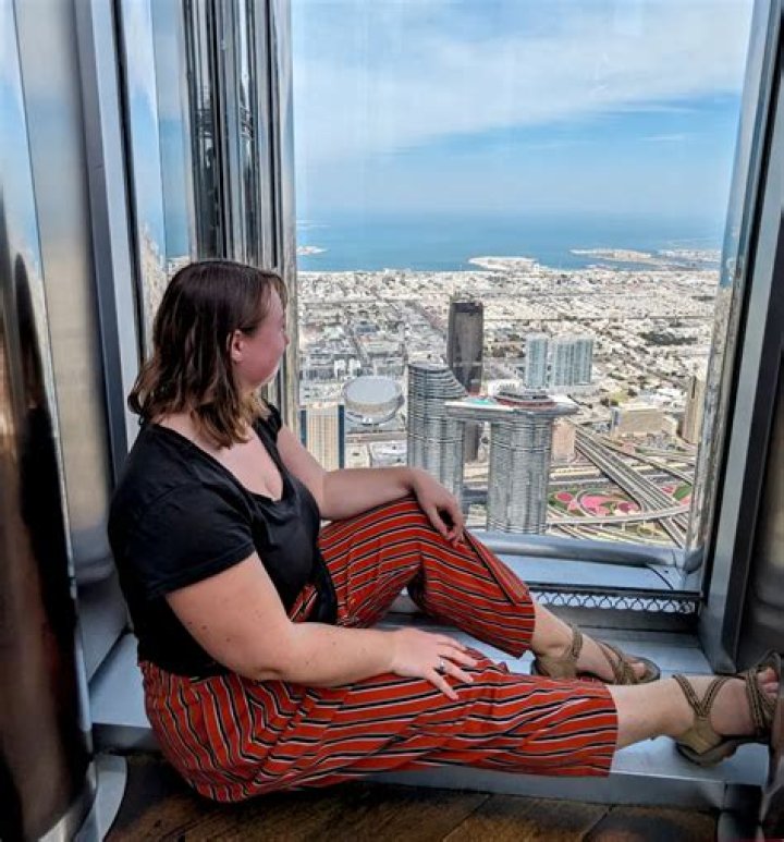 Can a woman go to Dubai alone?