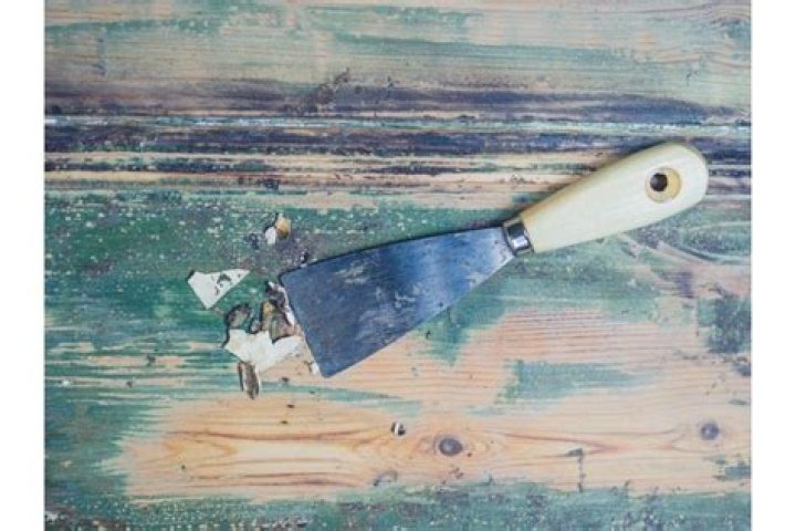 Can baking soda remove paint?