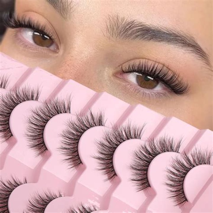 Can eyelashes block vision?