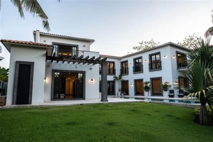 Can foreigners buy a house in Uganda?