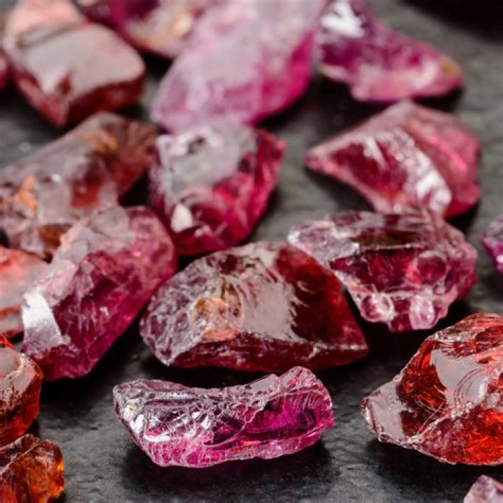 Can garnets look pink?
