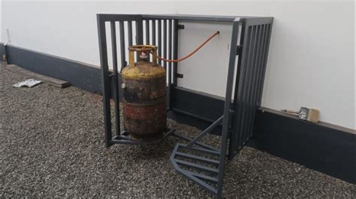 Can gas cylinders be stored outside?