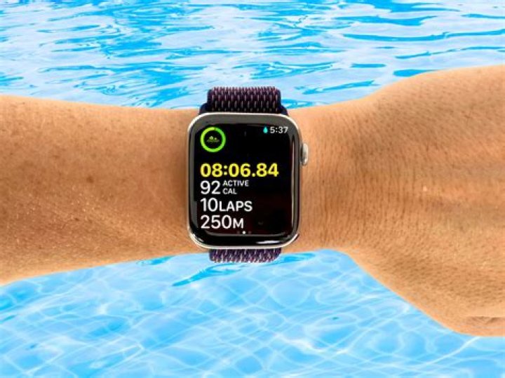 Can I swim with Apple Watch?