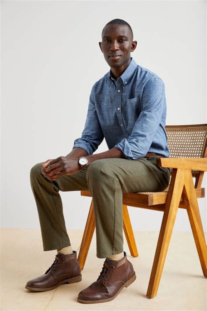 Can I wear a graphic tee at Walmart?