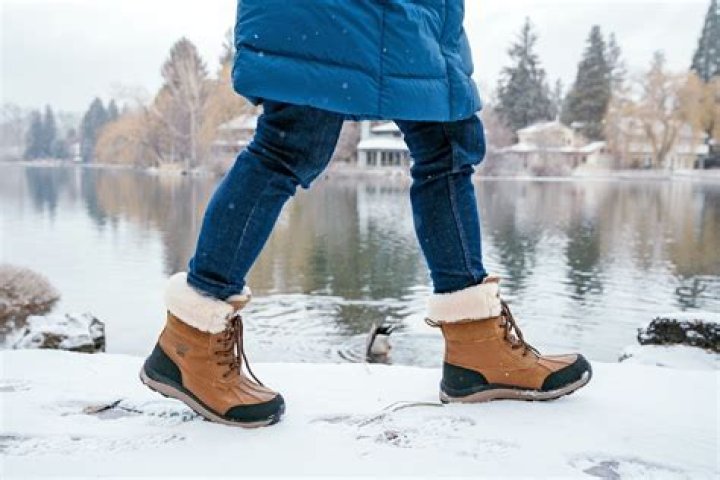 Can I wear leather boots in snow?