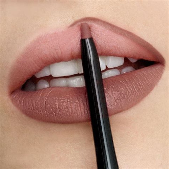 Can I wear nude lip liner with red lipstick?