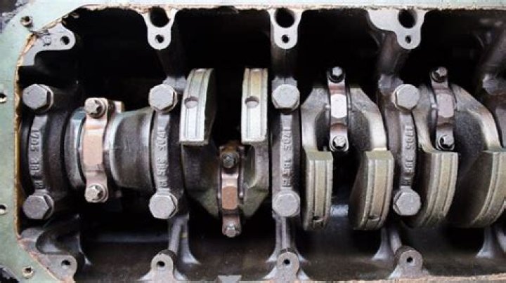 Can low oil cause engine knocking?