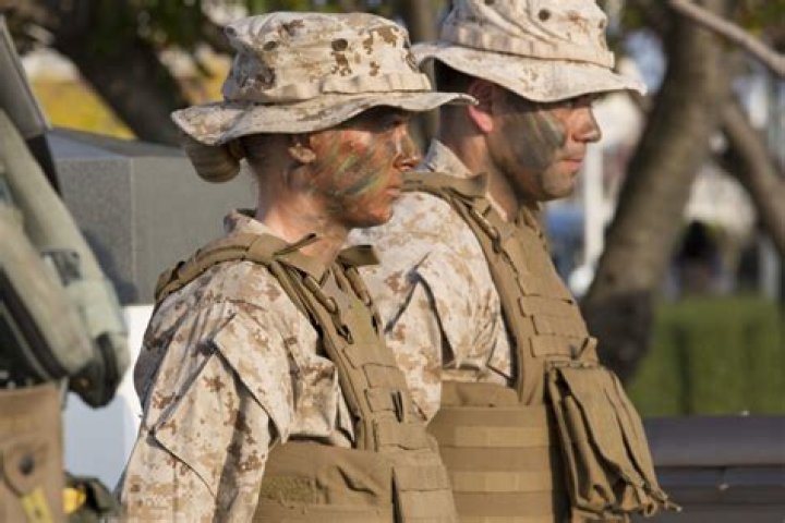 Can male Marines wear earrings off duty?