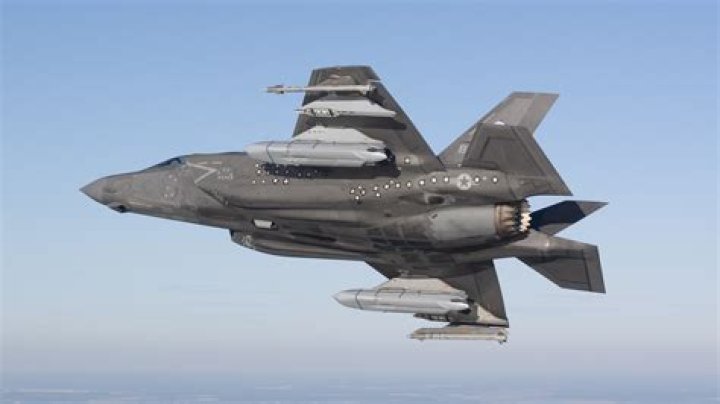 Can the F-35 carry drop tanks?