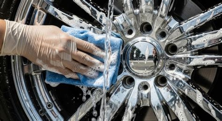 Can Windex clean chrome rims?
