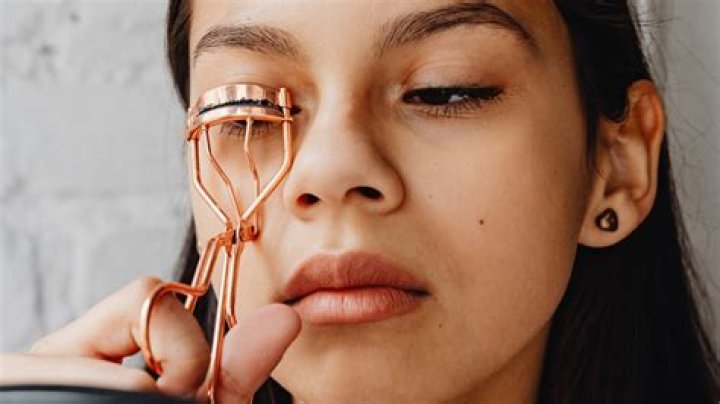 Can you curl your eyelashes with a spoon?