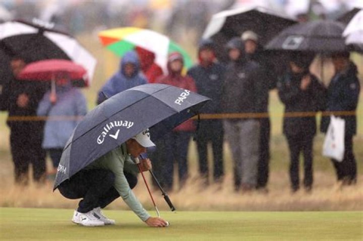 Can you hold an umbrella while putting?
