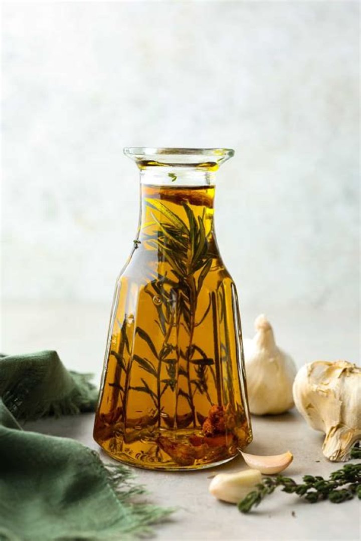 Can you leave garlic in olive oil?
