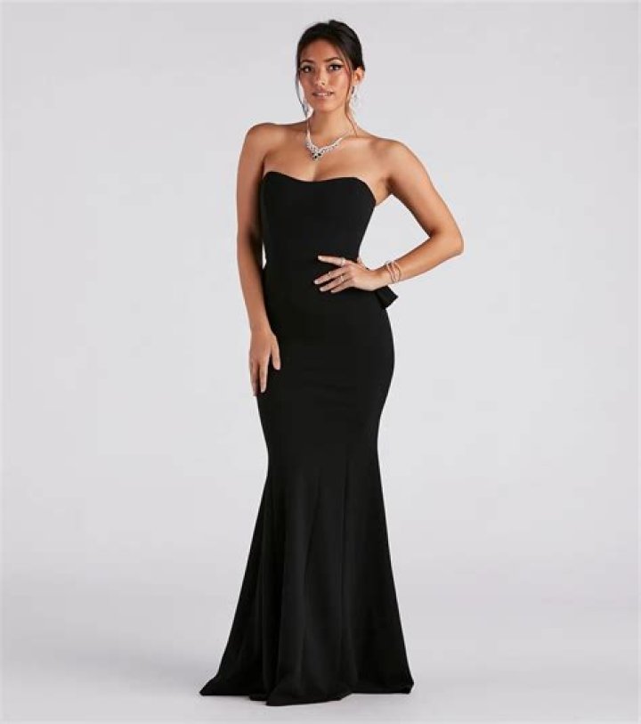 Can you wear a strapless dress to a military ball?