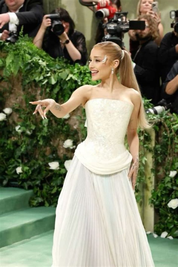 Did Ariana Grande go to Liz Gillies wedding?