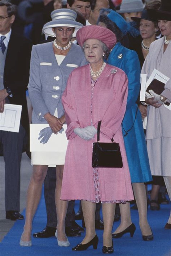 Did Princess Diana curtsy to the Queen?