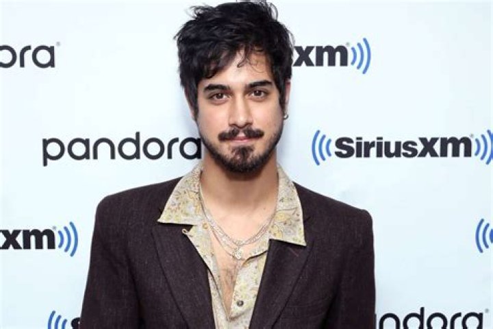 Did Tori Vega and Avan Jogia date?