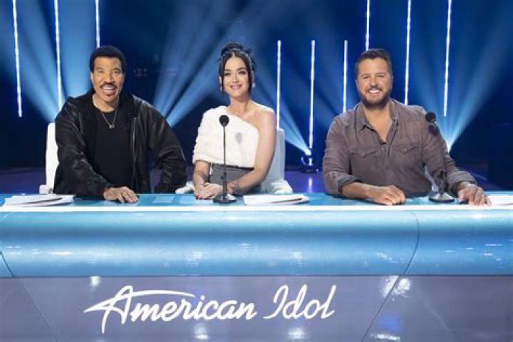Do American Idol contestants pay their own way to Hollywood?