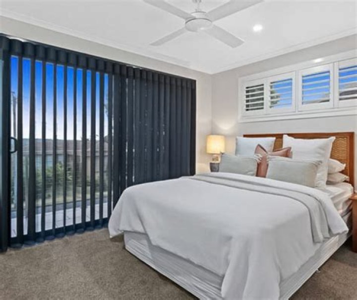 Do curtains help with heat?