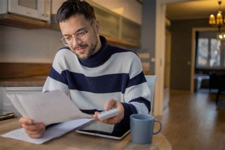 Do expats pay taxes?