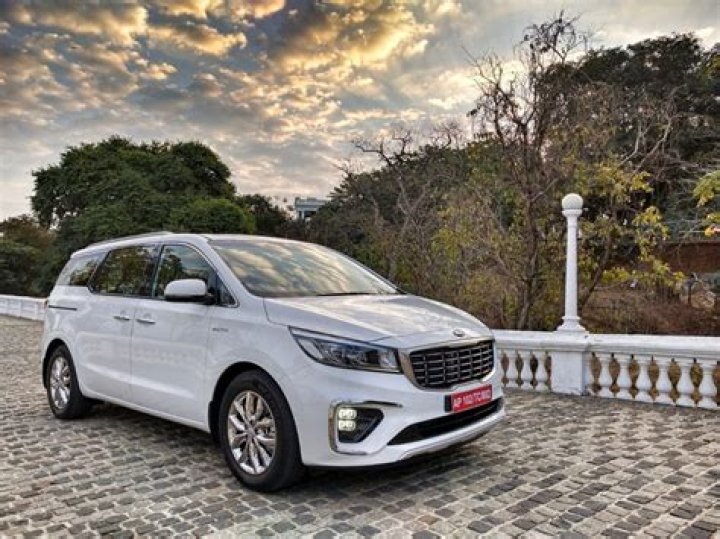 Do I need a D1 to drive a 9 seater?