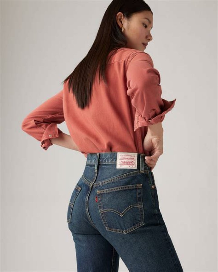 Do Levi jeans stretch after wearing?