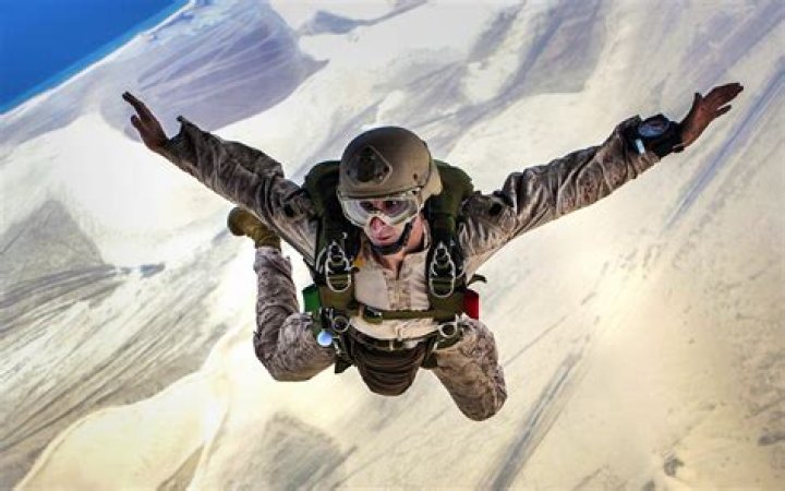 Do Marine parachute riggers jump?