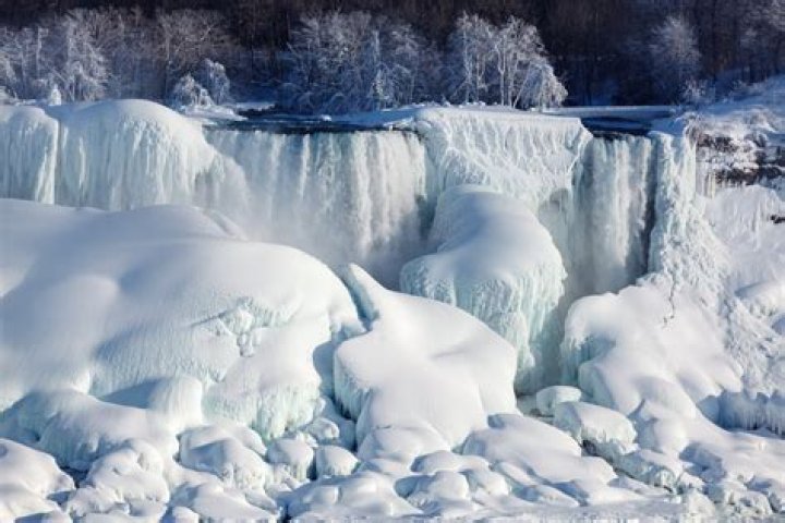 Do Niagara Falls freeze in winter?