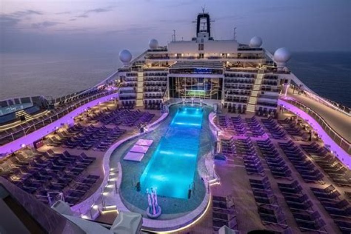 Do pools close on cruise ships?