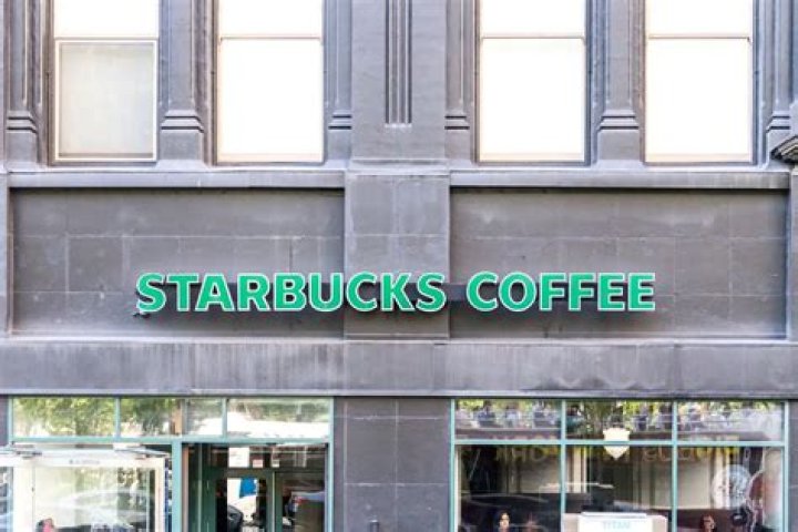 Do Starbucks baristas get free drinks?