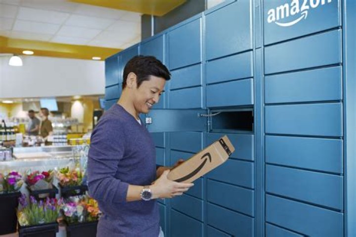 Does Amazon locker provide boxes?