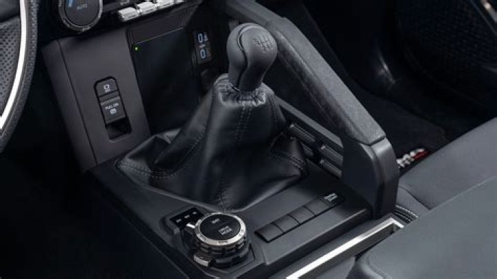 Does BMW 3 series have manual transmission?