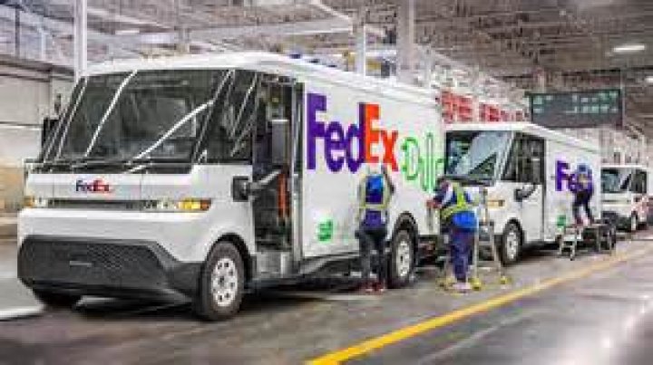 Does FedEx use electric trucks?