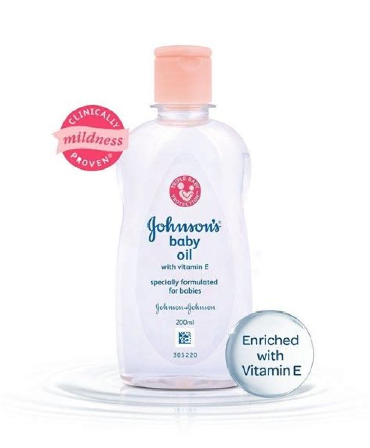 Does Johnson baby oil contain vitamin E?