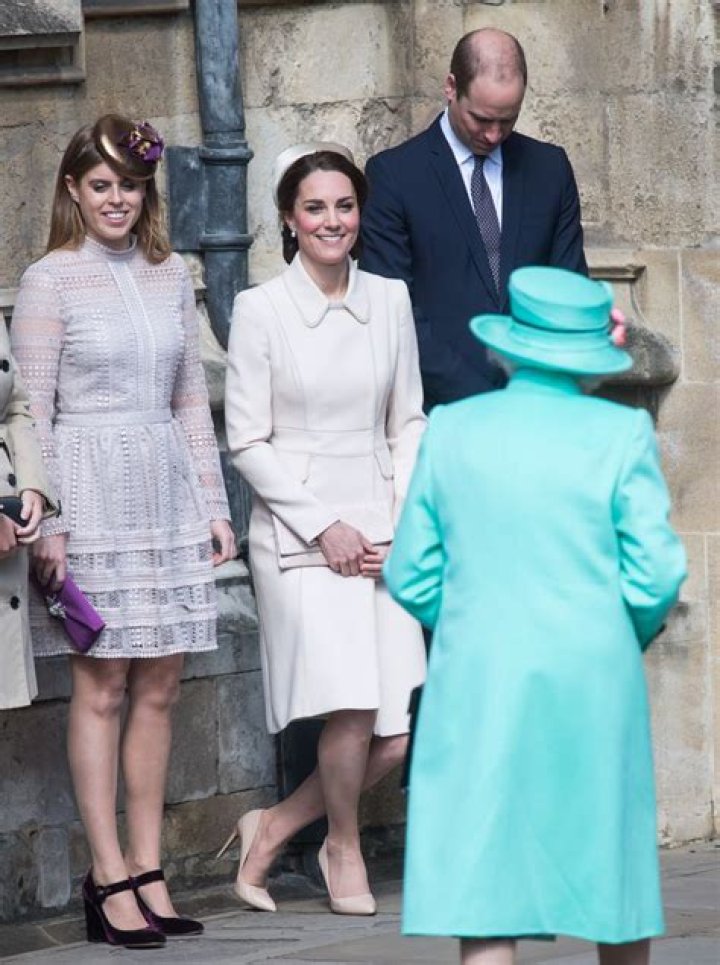 Does Kate Middleton curtsy to Princess Eugenie?