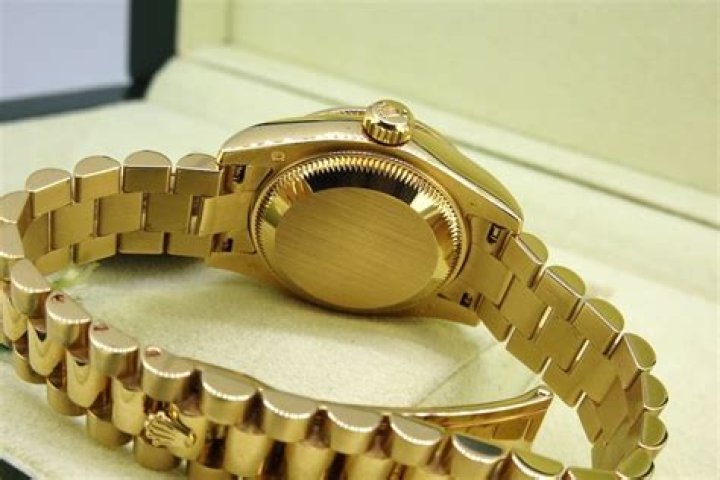 Does Rolex stamped 18K?