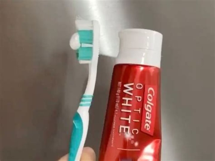 Does toothpaste remove scratches from stainless steel?
