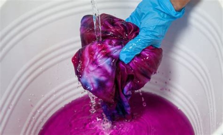 Does vinegar set tie-dye?