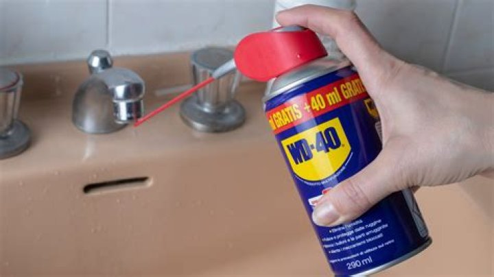 Does WD-40 clean glass?