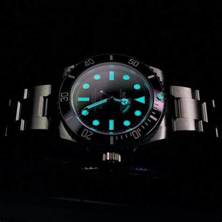 How can you tell if a Rolex Submariner is real?