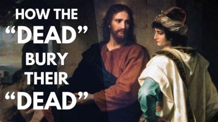 How do Travellers bury their dead?