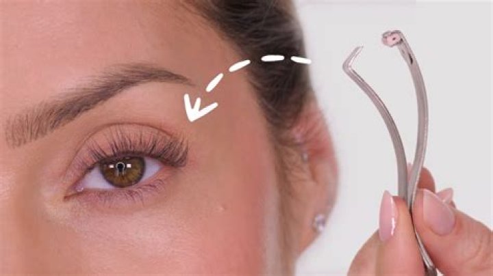 How do you curl your eyelashes with a spoon Wikihow?