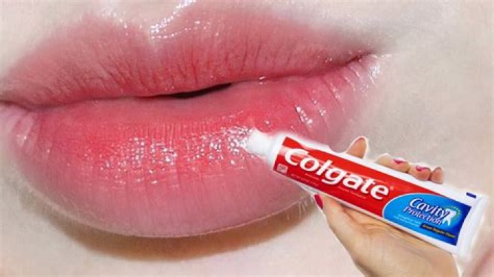 How do you make lips pink with Colgate?