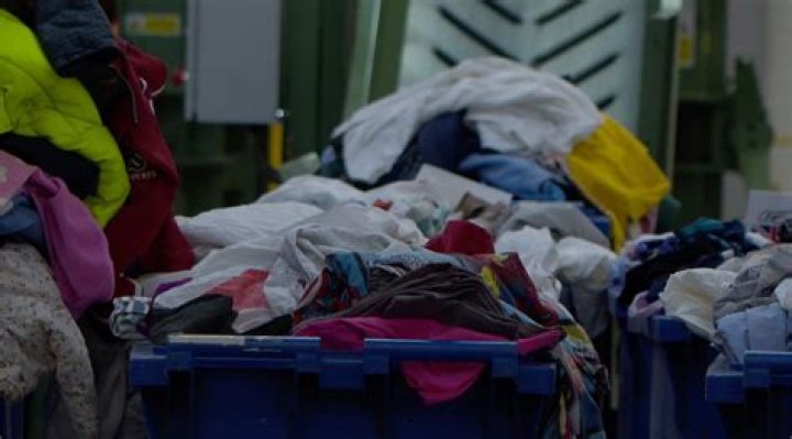 How do you sustainably throw away clothes?