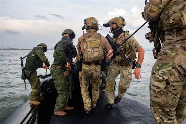 How long do Navy Seals have to tread water?